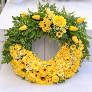 Wieniec wianek „Verona” –  kompozycja kwiatowa premium 50cm żółta