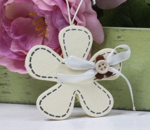 Kwiatek drewno zawieszka ecru