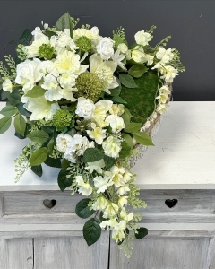 Kompozycja nagrobna w kształcie serca – elegancka dekoracja na grób, obciążona