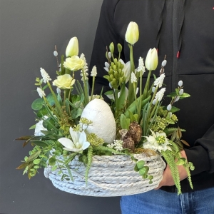 Wiosenna kompozycja nagrobna z jajkiem – obciążona dekoracja na grób 