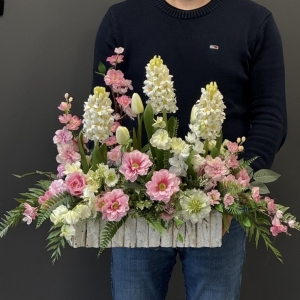 Kompozycja wiosenna kwiaty w donicy ogródek biało-różowy Miren 