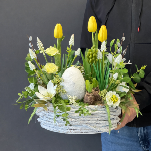 Wiosenna kompozycja nagrobna z jajkiem – obciążona dekoracja na grób