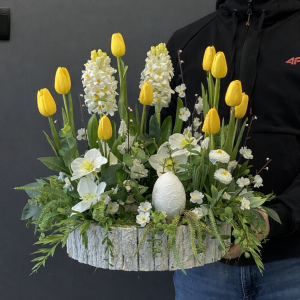 Wiosenna kompozycja nagrobna z jajkiem – obciążona dekoracja na grób