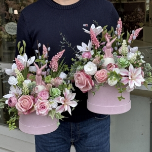 Flowerbox wiosna kompozycja stroik kwiaty premium zając Florina róż M