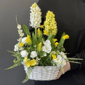 Kompozycja wiosenna kwiaty w koszyku żółto-biała