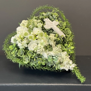 Kwiatowe serce kompozycja funeralna nagrobna stroik na grób Nanga wz.6