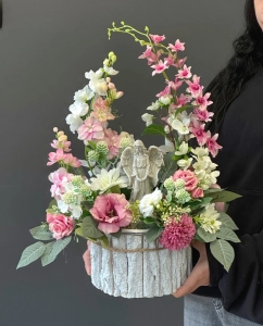 Stroik „Światło Pamięci” całoroczna dekoracja nagrobna z aniołem, kompozycja z kwiatami premium wz.15