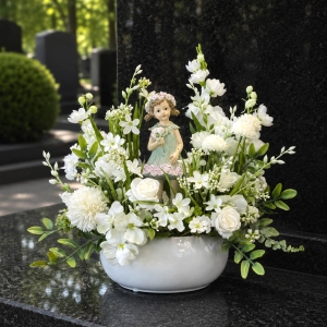Biały ogródek z dziewczynką dekoracyjna kompozycja kwiatowa Jasmine