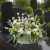 Biała kompozycja nagrobna z aniołem – elegancka dekoracja na grób