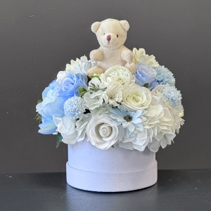Flower Box z misiem – wyjątkowy prezent na narodziny, chrzest i roczek Blue M
