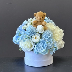 Flower Box z misiem – wyjątkowy prezent na narodziny, chrzest i roczek Blue M