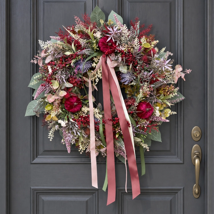 Burgundowy wieniec na grafitowych drzwiach.png