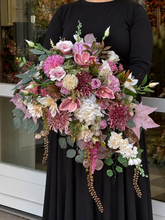 Elegancka czarna suknia w kwiaciarni (1).png